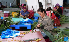 Fresh Vietnamese leaves add color to traditional Chinese festival