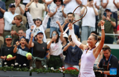 Zheng reaches French Open last eight
