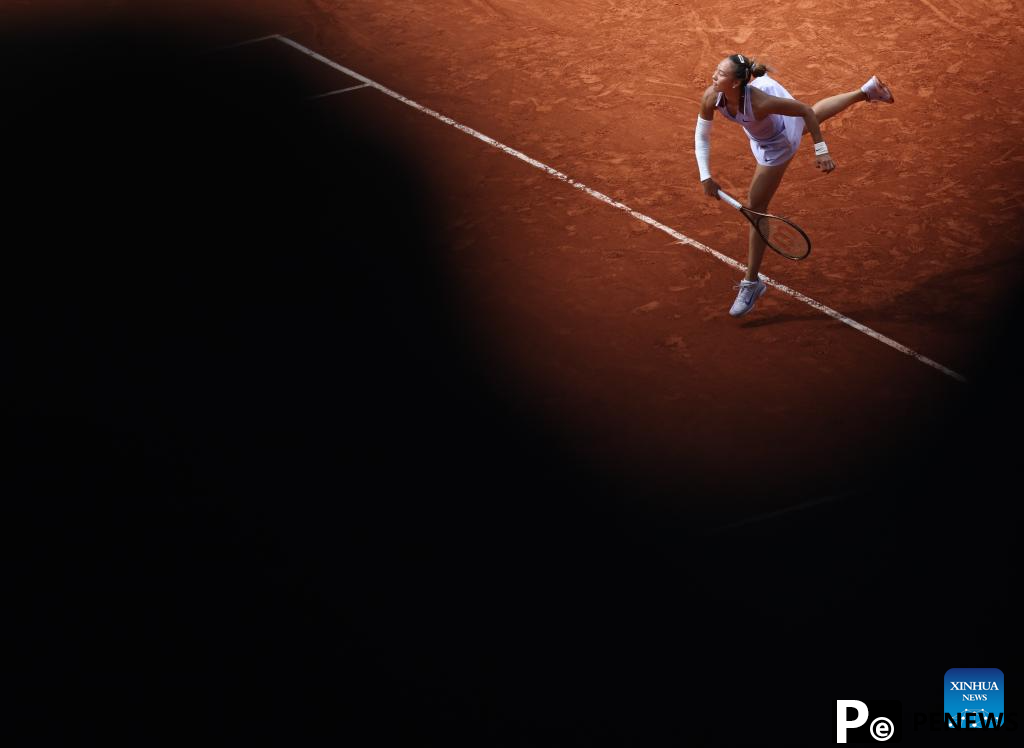 Zheng reaches French Open last eight