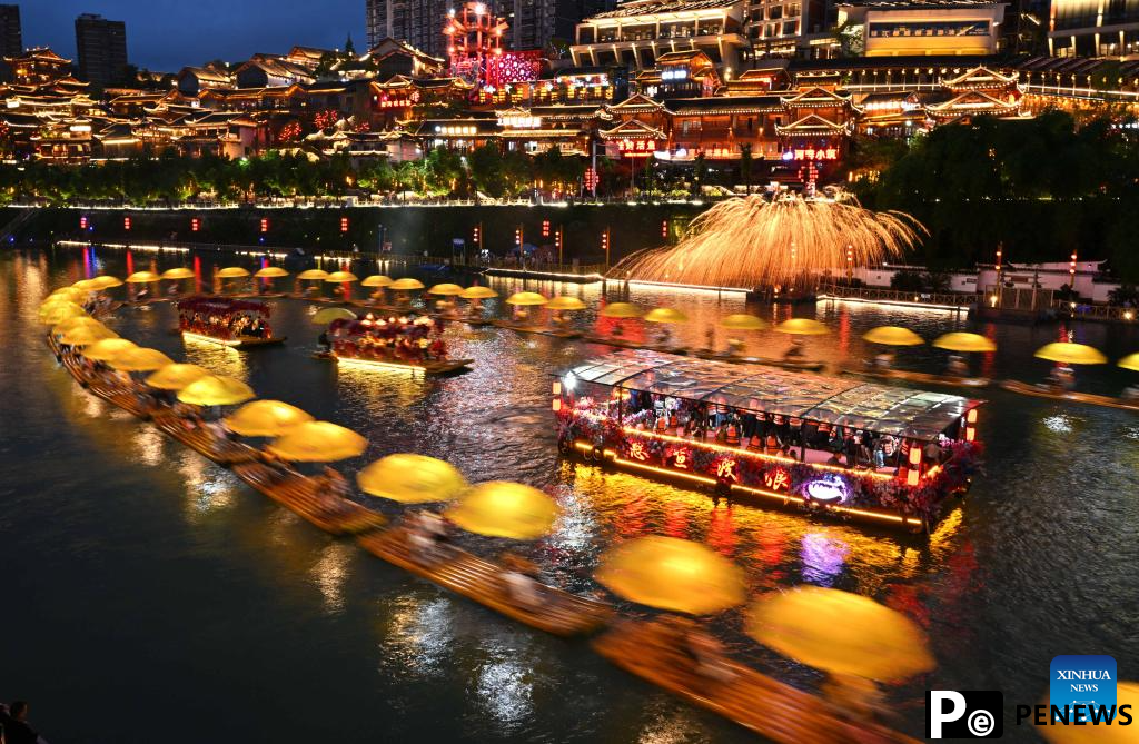 People enjoy 3-day holiday of Dragon Boat Festival across China