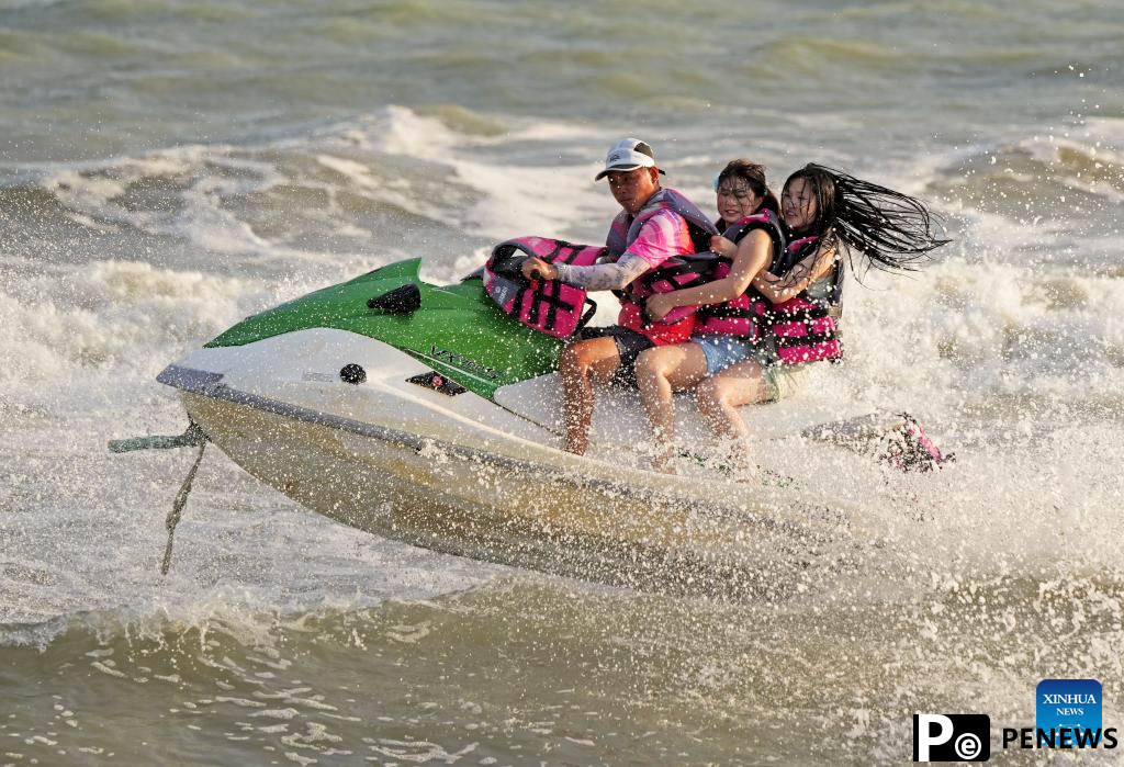 People enjoy 3-day holiday of Dragon Boat Festival across China