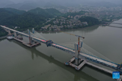 Closure of Xin'an River grand bridge finished in Jiande, China's Zhejiang