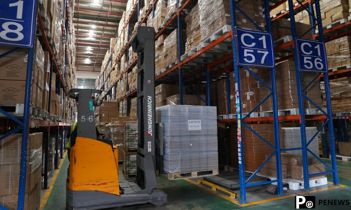 Workers transport cargo for export using a forklift at the warehouse of Ningbo Blue Dragon Logistics Co in Ningbo, East China's Zhejiang Province, on May 16, 2025. Photo: Zhang Yashu/GT
