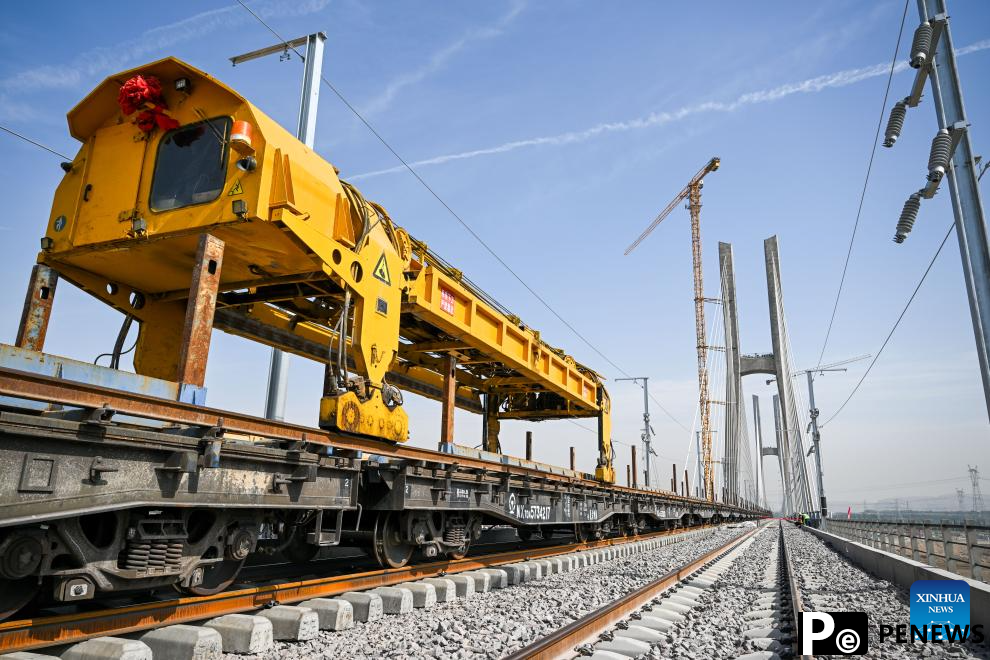 Track-laying phase of Inner Mongolia section of Baotou-Yinchuan high-speed railway project completed