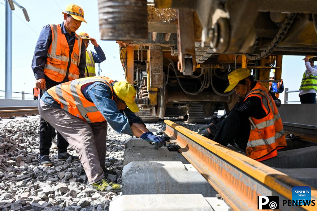 Track-laying phase of Inner Mongolia section of Baotou-Yinchuan high-speed railway project completed