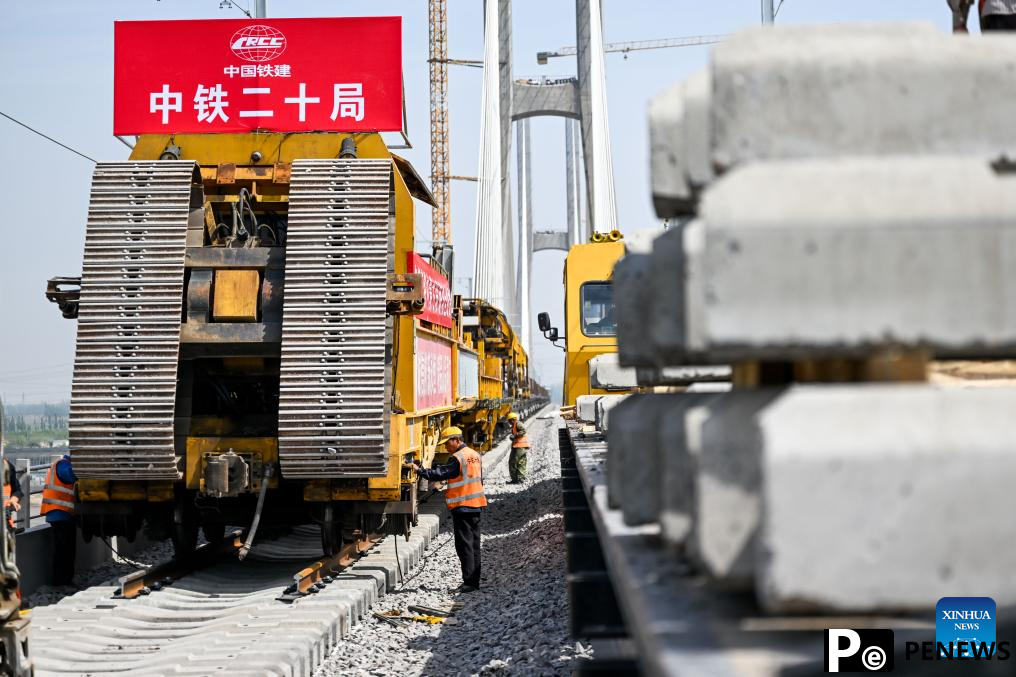 Track-laying phase of Inner Mongolia section of Baotou-Yinchuan high-speed railway project completed
