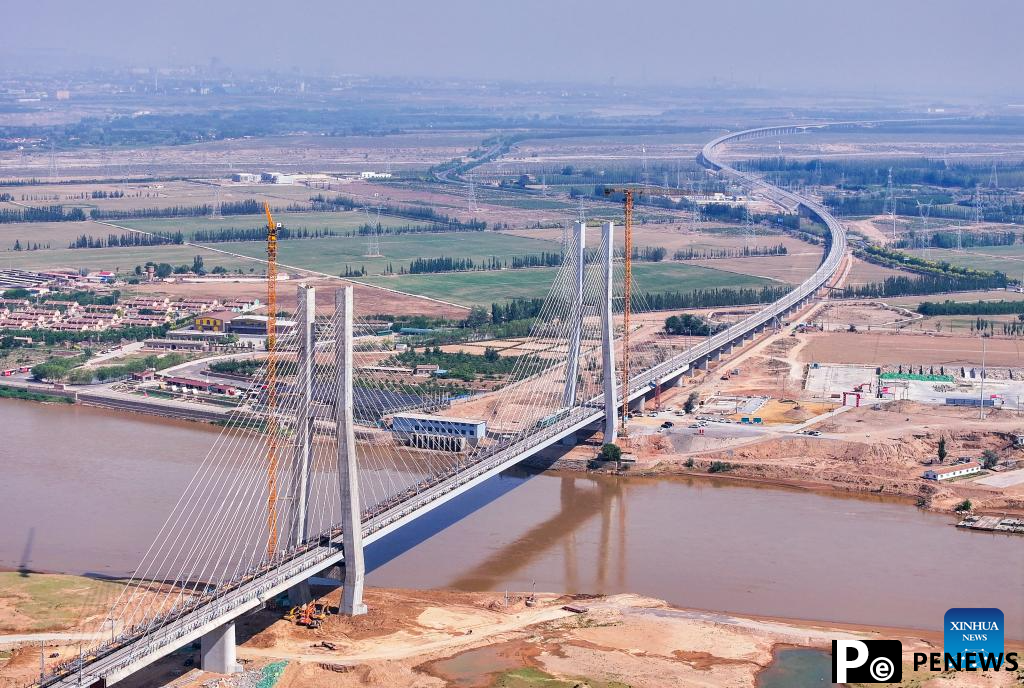 Track-laying phase of Inner Mongolia section of Baotou-Yinchuan high-speed railway project completed