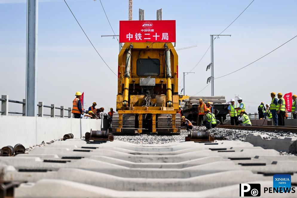 Track-laying phase of Inner Mongolia section of Baotou-Yinchuan high-speed railway project completed