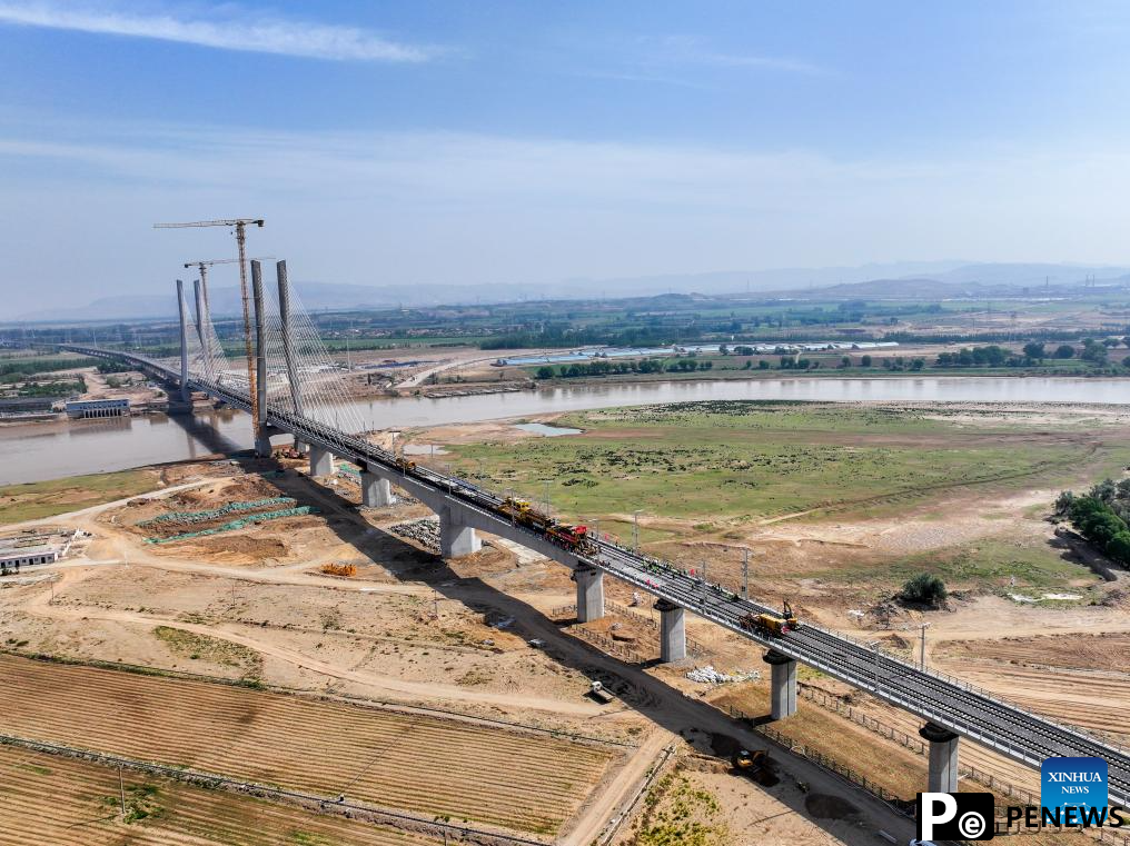 Track-laying phase of Inner Mongolia section of Baotou-Yinchuan high-speed railway project completed