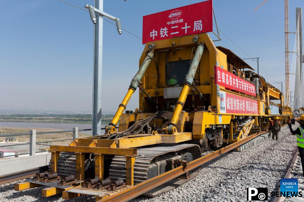 Track-laying phase of Inner Mongolia section of Baotou-Yinchuan high-speed railway project completed